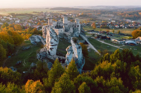 Средневековые руины замка, расположенные в Ogrodzieniec, Польша — стоковое фото