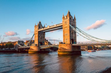 Gün batımında Londra 'daki Tower Bridge