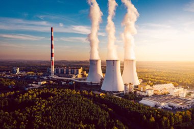 Beyaz duman içinde baca ile bir elektrik santrali
