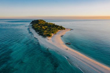 gün batımında tropik ada