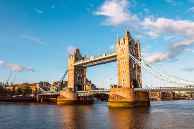 Gün batımında Londra 'daki Tower Bridge