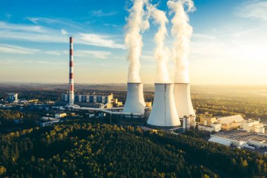 Beyaz duman içinde baca ile bir elektrik santrali