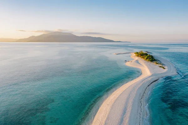 Île tropicale au coucher du soleil — Photo