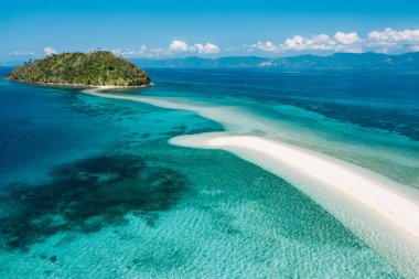 Mükemmel bir plajda duran mutlu kadın