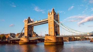 Gün batımında Londra 'daki Tower Bridge