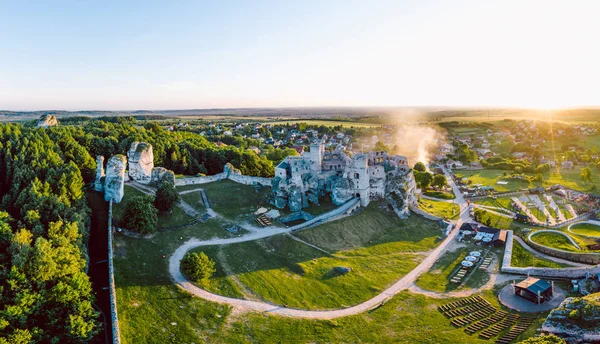 Средневековые руины замка, расположенные в Ogrodzieniec, Польша — стоковое фото