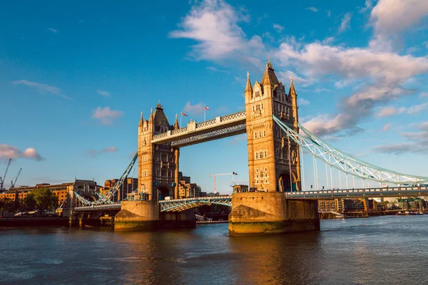 Tower Bridge in Londen bij zonsondergang — Stockfoto