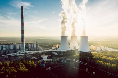 Beyaz duman içinde baca ile bir elektrik santrali