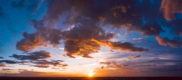 Dramatiska Orange himlen vid solnedgången — Stockfoto