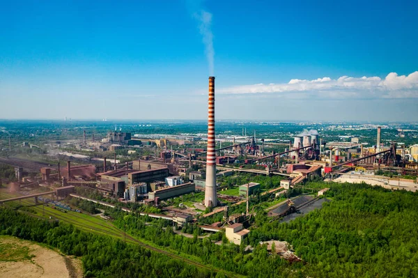 Paisagem industrial com poluição pesada — Fotografia de Stock