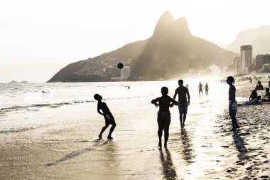 Ipanema Plajı kıyısında oynayan Brezilyalılar grubu