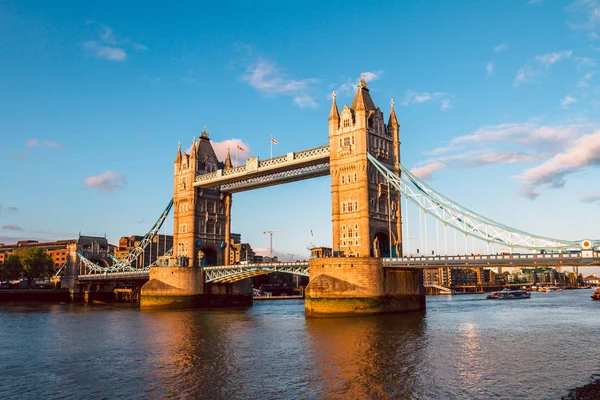 Tower Bridge v Londýně při západu slunce — Stock fotografie