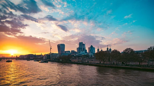 Londra'da Thames Nehri üzerinde şaşırtıcı günbatımı — Stok fotoğraf