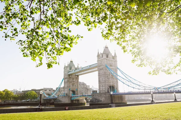 Tower bridge v Londýně při východu slunce — Stock fotografie