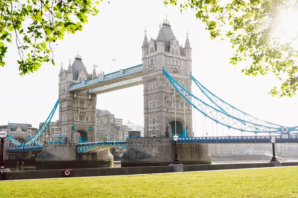 Tower Bridge à Londres au lever du soleil — Photo