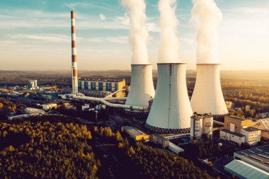 Beyaz duman içinde baca ile bir elektrik santrali