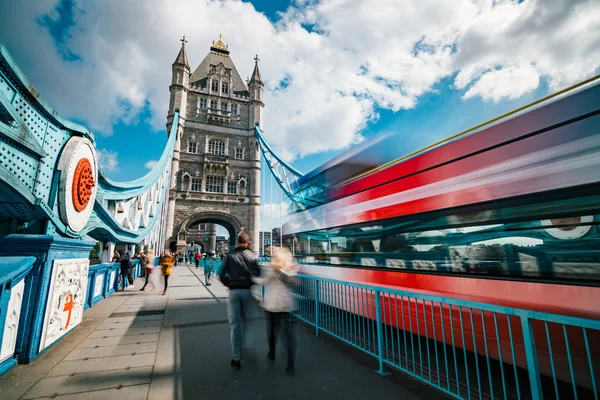 Tráfego turvo na Tower Bridge em Londres — Fotografia de Stock