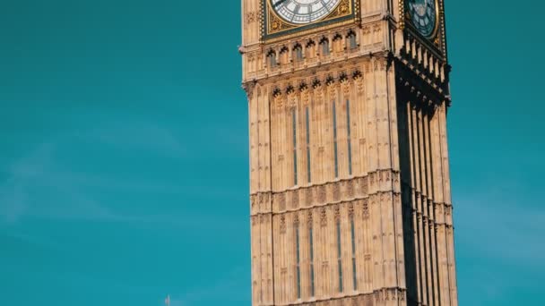 Κοντινό πλάνο του ρολογιού του Big Ben στο Westminster, Λονδίνο σε μια σαφή ηλιόλουστη ημέρα. — Αρχείο Βίντεο