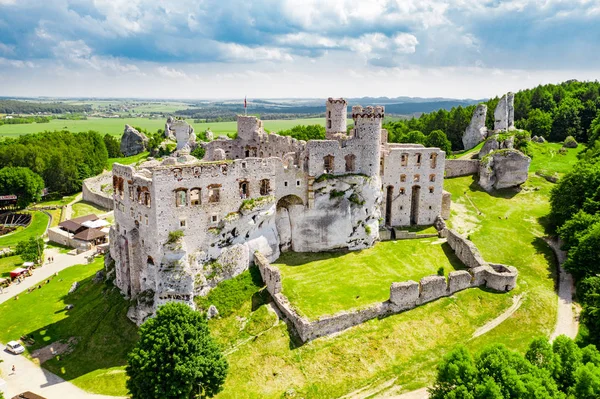 Средневековые руины замка, расположенные в Ogrodzieniec, Польша — стоковое фото