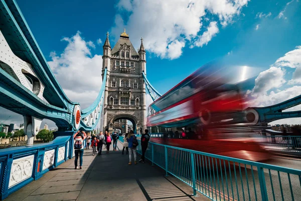 Ruch niewyraźne ruchu na Tower Bridge w Londynie — Zdjęcie stockowe