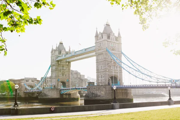 Tower Bridge em Londres ao nascer do sol — Fotografia de Stock