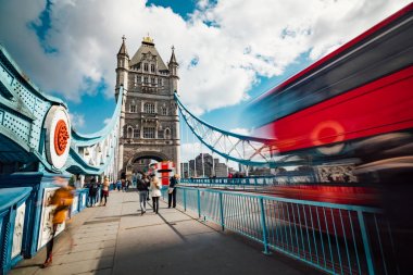Londra 'da Kule Köprüsü 'nde hareket bulanık trafik