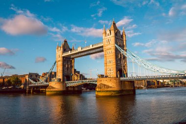 Gün batımında Londra 'daki Tower Bridge