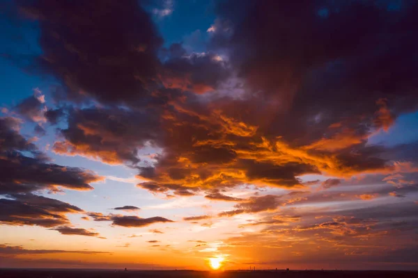 Драматическое оранжевое небо на закате — стоковое фото