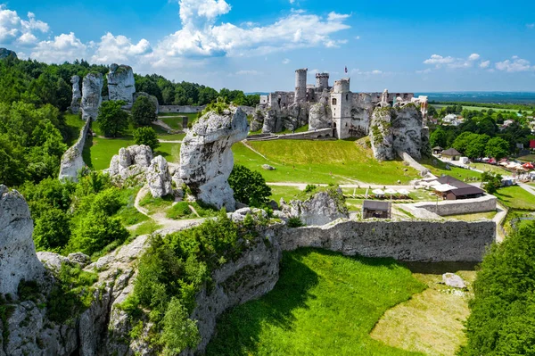 Kasteelruïnes van de middeleeuwse gelegen in Ogrodzieniec, Polen — Stockfoto