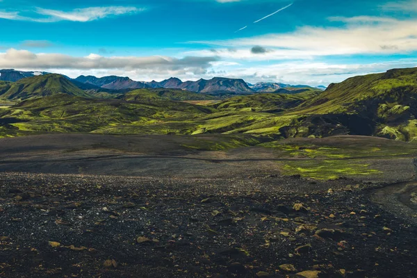 İzlanda'daki gerçeküstü ve renkli manzara