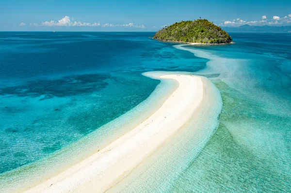 Glückliche Frau steht an einem perfekten Strand — Stockfoto