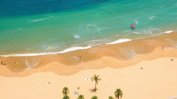 Άνθρωποι που λούζει στον ήλιο, κολύμπι και να παίζουν παιχνίδια στην παραλία στην Ισπανία — Αρχείο Βίντεο