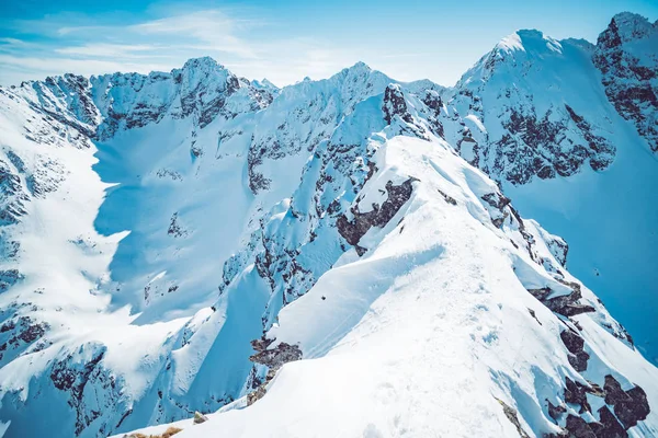 Paisagem espetacular de montanhas nevadas no inverno — Fotografia de Stock