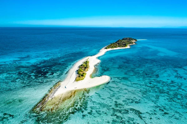 Aerial view of a tropical island in the middle of the ocean. — Stock Photo, Image