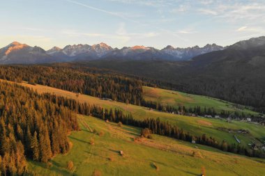 Polonya Tatra Dağları üzerinde epik günbatımı