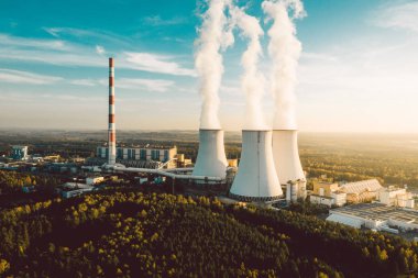 Beyaz duman içinde baca ile bir elektrik santrali