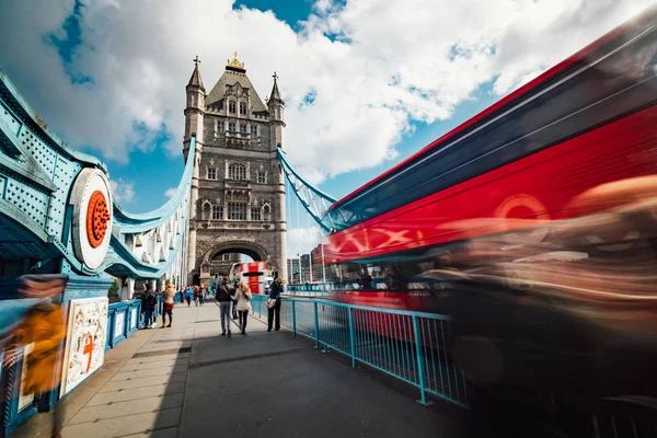 Tráfego turvo na Tower Bridge em Londres — Fotografia de Stock