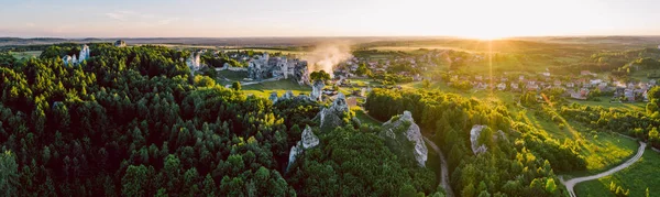 Kasteelruïnes van de middeleeuwse gelegen in Ogrodzieniec, Polen — Stockfoto