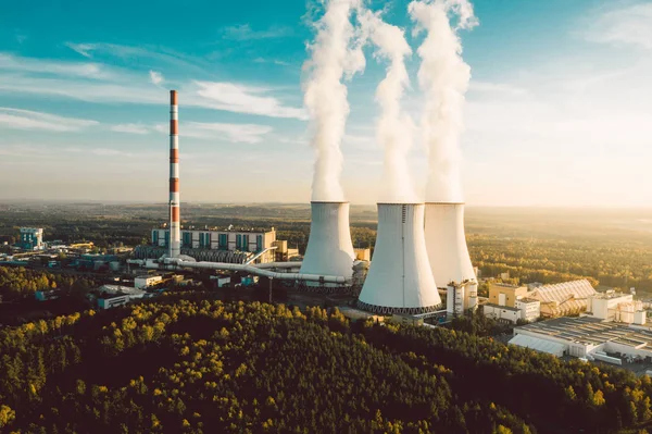 A Power plant with white smoke over its chimneys — Stock Photo, Image