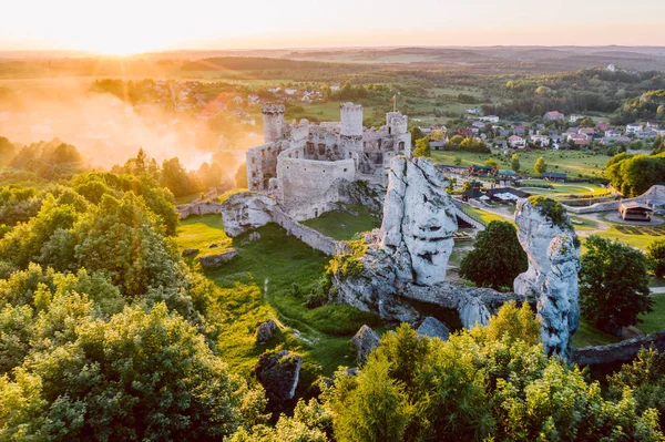 Ruiny středověkého hradu v Ogrodzieniec, Polsko — Stock fotografie