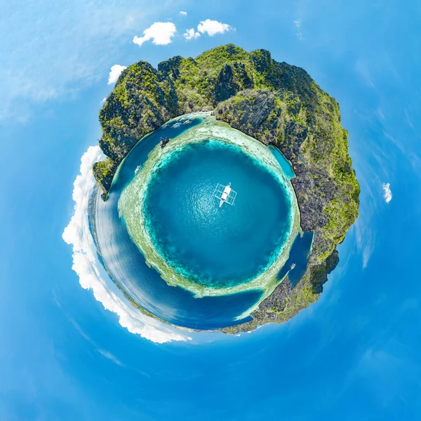 Μικρός πλανήτης με θέα το νησί Γουον στις Φιλιππίνες Εικόνα Αρχείου