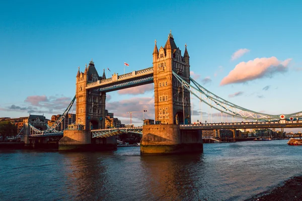 Tower Bridge w Londynie o zachodzie słońca — Zdjęcie stockowe