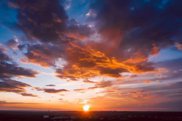 Dramatik turuncu gökyüzü günbatımı — Stok fotoğraf