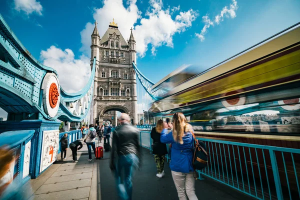 Tráfego turvo na Tower Bridge em Londres — Fotografia de Stock