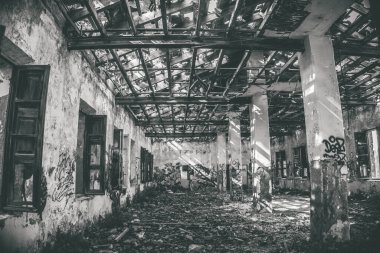 Eski kasabada terk edilmiş bir bina..
