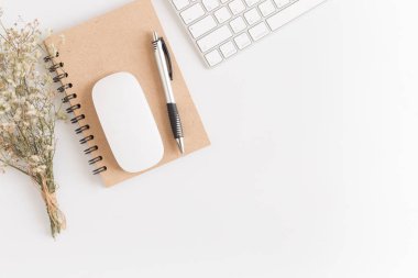 Ofis Masası ile fare ve klavye, beyaz kopyalama alanı en iyi görünüm düz yatıyordu fotoğrafı