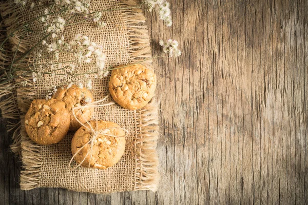 Top görünümü ve çerezleri eski ahşap arka plan, ev yapımı kurabiye çul üzerinde havai çekim