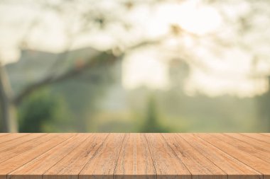 Ahşap masa üstü doğa yeşil bulanık arka bahçesinde boş, montaj için alan ürünleri göster