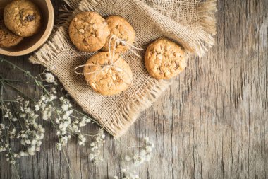 Top görünümü ve çerezleri eski ahşap arka plan, ev yapımı kurabiye çul üzerinde havai çekim