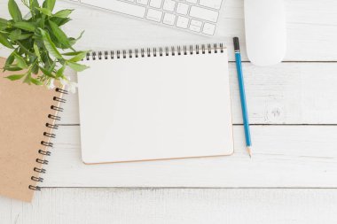 Beyaz ahşap masa üstten görünüm, düz üstünde boş açık defter fare ve klavye ile ofis büro fotoğraf koymak
